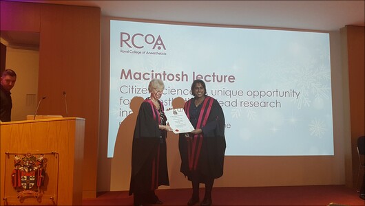 Dr Fazackerley presenting Prof Moonesinghe with Macintosh certificate